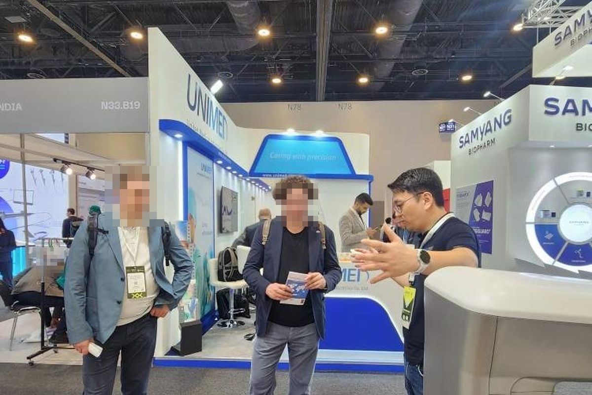 Demonstrating equipment to visiting buyers