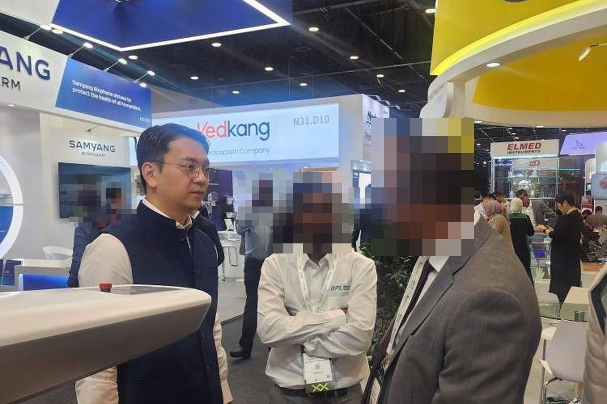 Meeting distributors at a medical exhibition